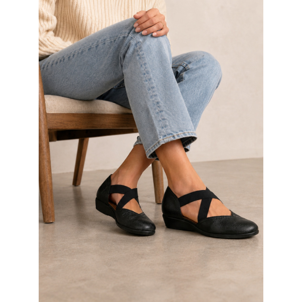 L’Amour Des Pieds Women Black Bane Leather Elastic Strap Flats Sz 8 Wedge Shoes